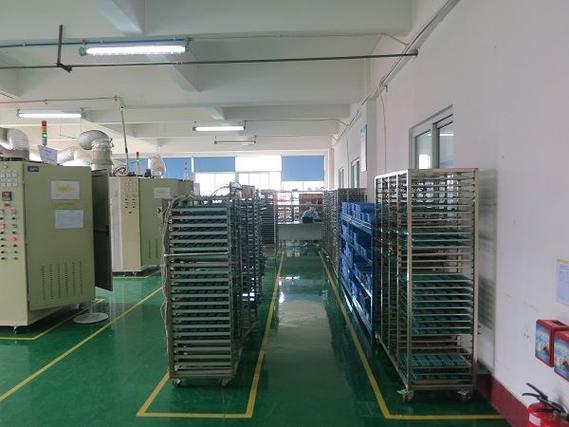 防尘服下的筑梦者 黄埔工厂车间的静默交响